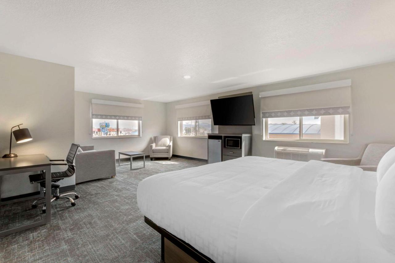 Hotel Clarion Pointe 2*