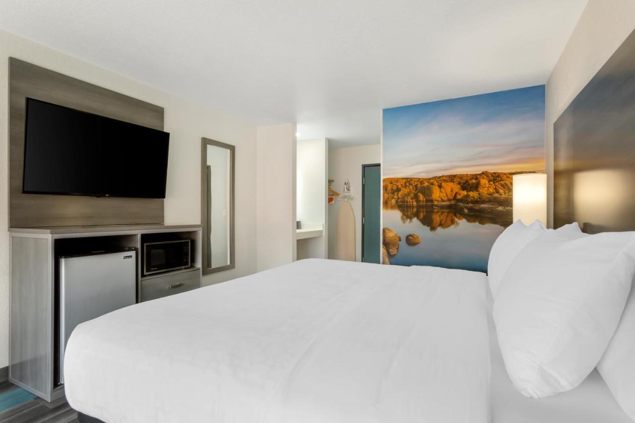 Hotel Clarion Pointe 2*